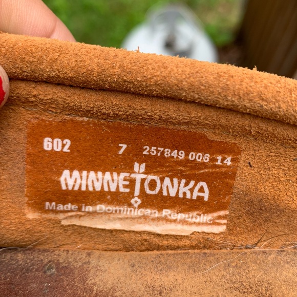 Minnetonka Tan Moccasins with Beaded Design - Picture 4 of 9